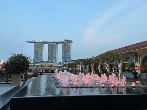 夜明け前の水と光の気配
