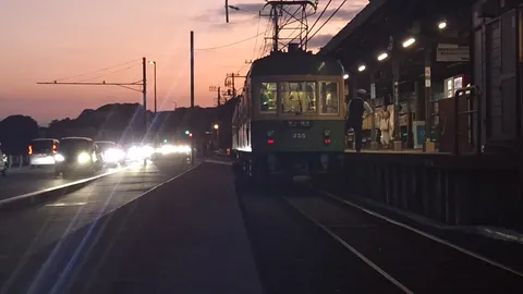 夕暮れの線路に染まる一台