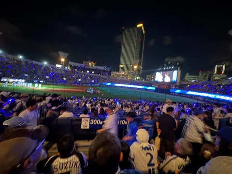 夜空に光るスタジアムと観客の熱気