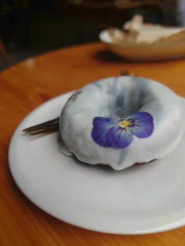 紫の花が彩る、甘い誘惑