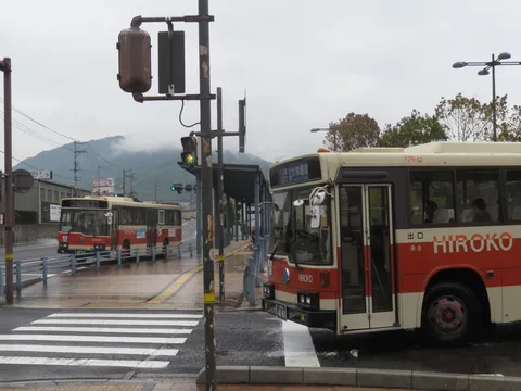 雨上がりのバス停、静かな日常