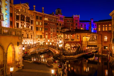 運河を彩る夜の光景
