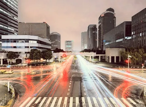 都市を彩る光の軌跡