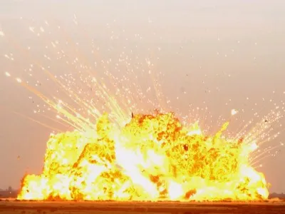 地面から噴き上がる爆炎