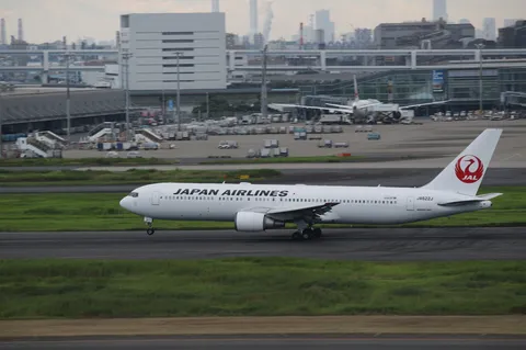 滑走路に立つJAL機、旅の始まり