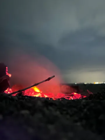 夜の火種と静かな海