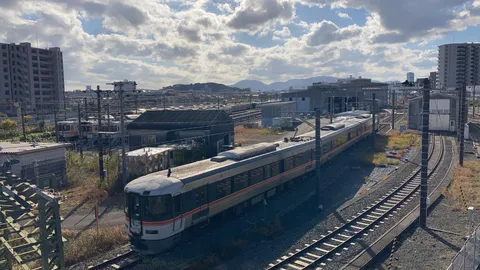 錆びた架線と列車、ノスタルジックな風景