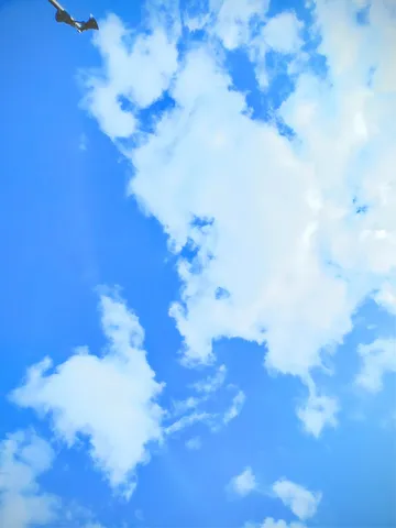 青空に浮かぶ雲と灯台