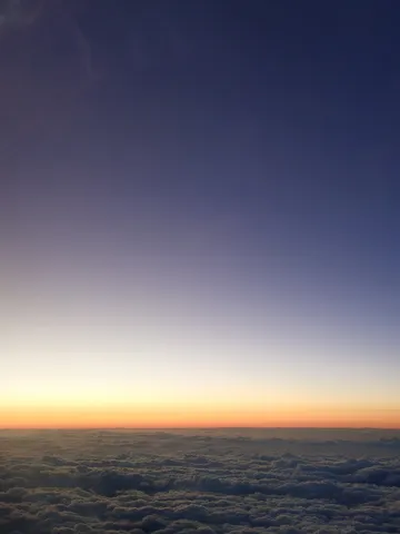 朝焼けの水平線と雲海