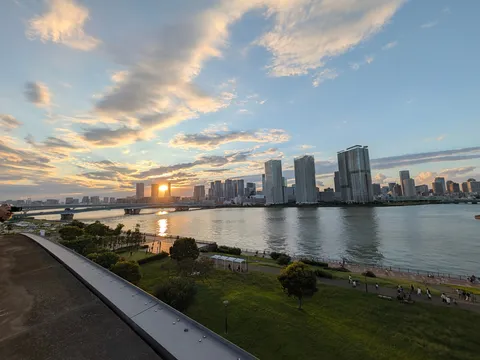 夕景と水辺の対岸感
