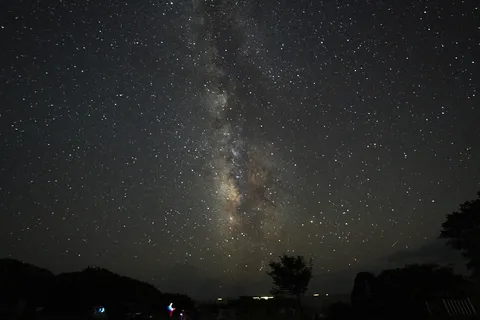 星降る夜空と地上の明かり