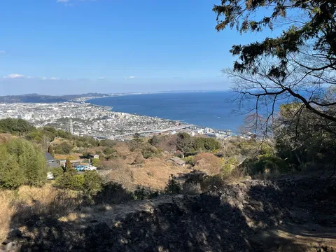青い空と海、街並みのパノラマ