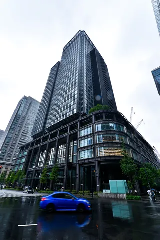 雨粒が輝く都会のシンフォニー