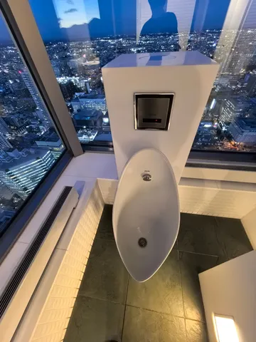 夜景と一体化するトイレ