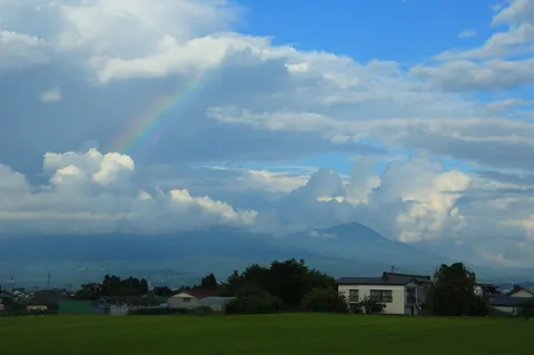虹と田園の静かな瞬間