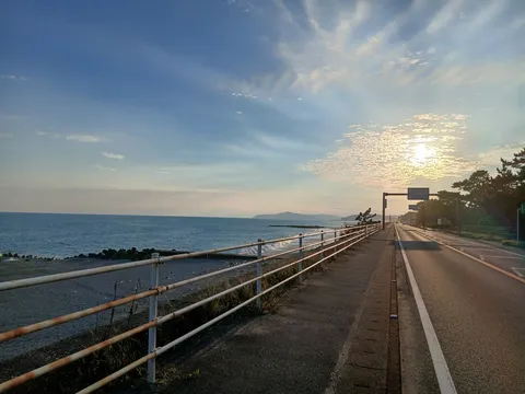 潮風と夕陽の海沿い道