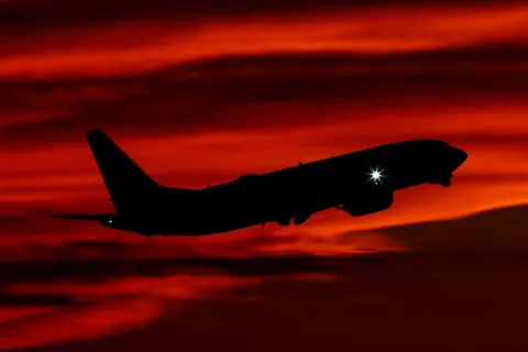 夕空を駆ける旅客機