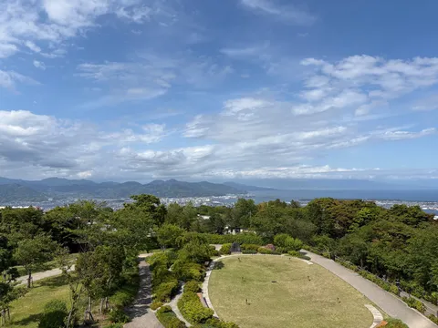青空の下、広がる街と海のパノラマ