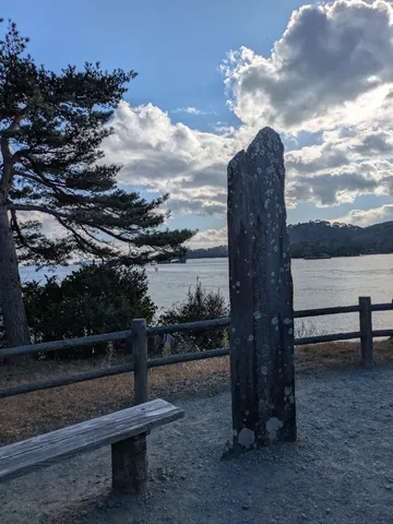 時を刻む石碑と湖