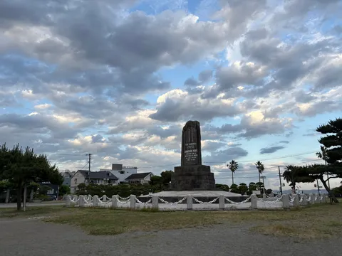 雲と慰霊碑、静かな午後の風景