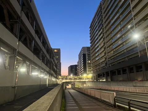 都会の夕暮れ、電車を待つ静寂