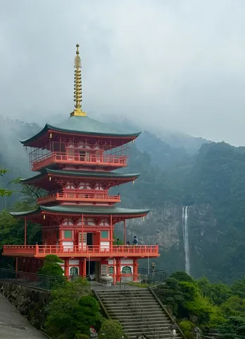 霧の山と朱色の塔