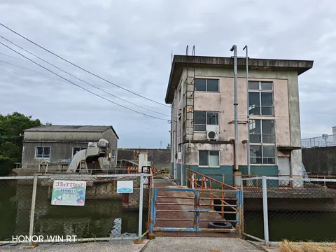 静かに時を刻む、水辺の施設