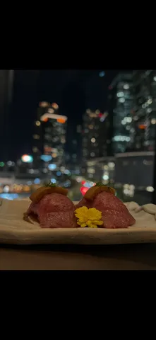 夜景と共鳴する握り