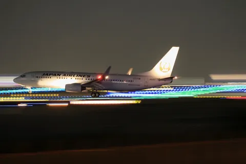 夜を滑る光の機影