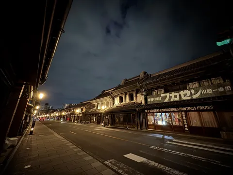 夜の路地に灯る温かな光