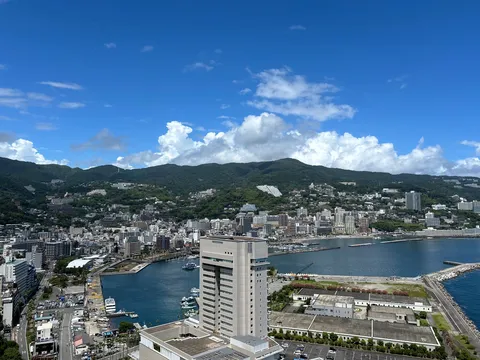 青空と海、山が彩る港町