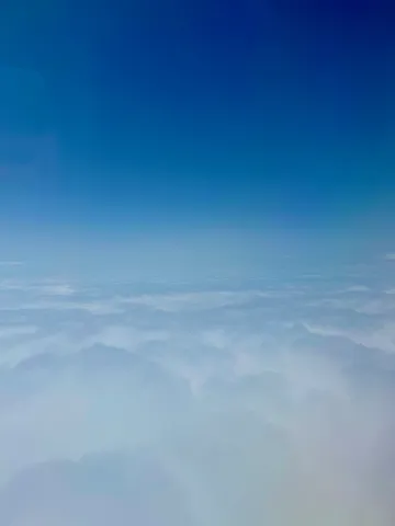 雲海からのぞく青い空