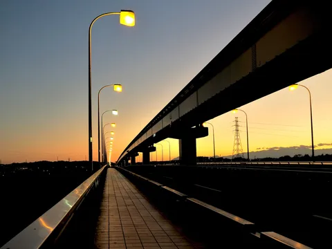 夕暮れの光の道