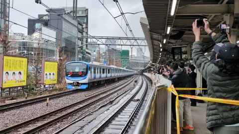 雨空を待つ、青い電車の到着