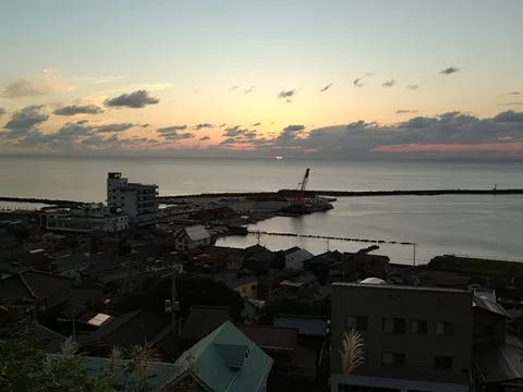夕暮れの港町、茜色の空