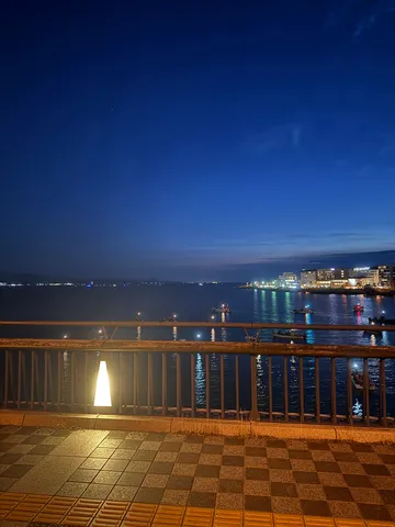 青い夜と、あたたかな灯り