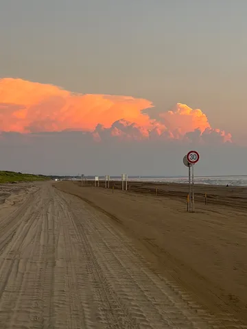 夕焼けと砂浜の静寂