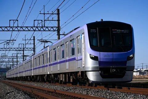 青空を背景に走る新型車両