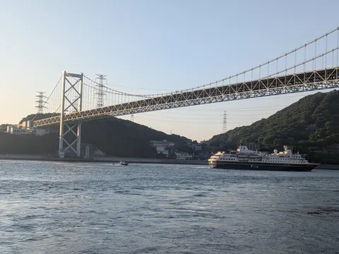 橋と船、夕暮れの風情