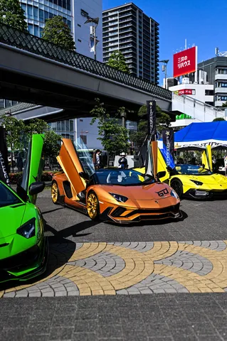 街を彩るスーパーカーの競演