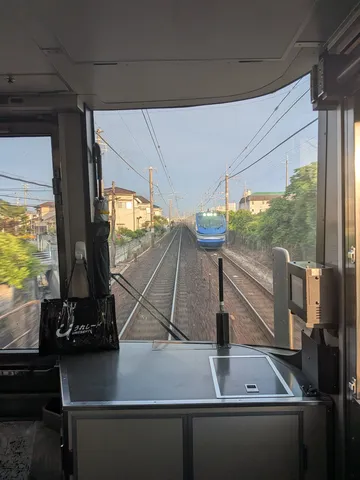 線路の先の青い列車
