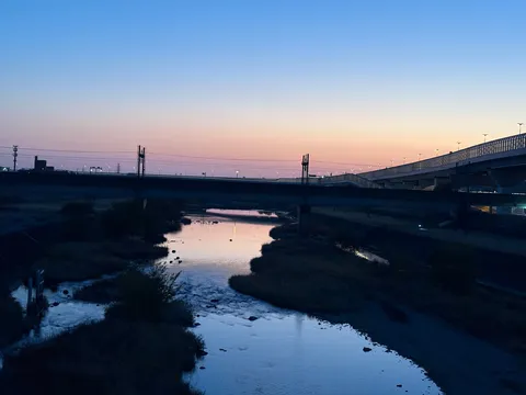 夕暮れ、川面と橋のコントラスト