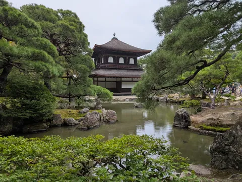 水辺の静寂、楼閣の呼吸