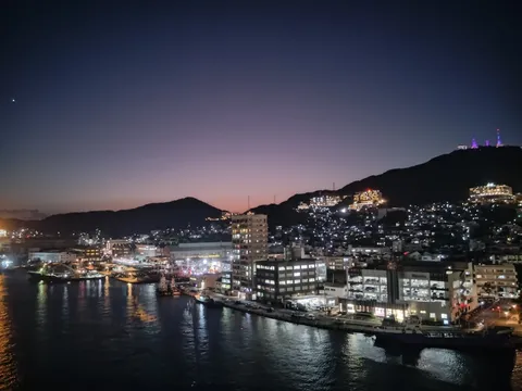 港町の灯りが瞬く、静かな夜景