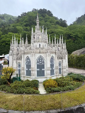 緑深き森の古城