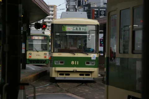 広電、三並び