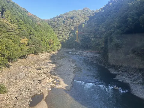 緑豊かな渓谷と清流のコントラスト