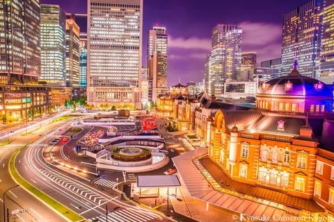都会を彩る光の軌跡