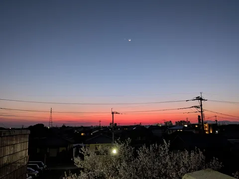 茜空に浮かぶ細い月
