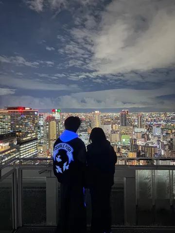 夜景と光る背中